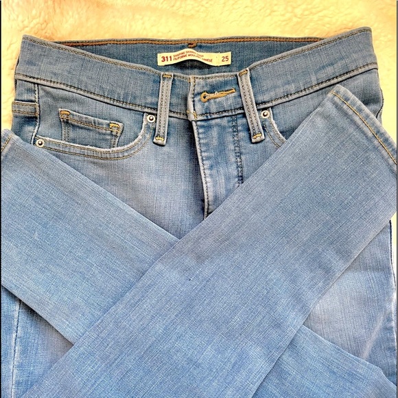 311 Shaping Skinny Crop - Picture 3 of 3